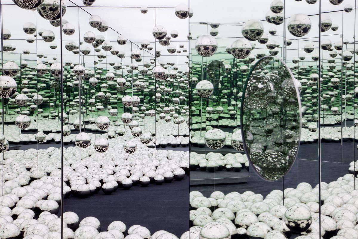 Mirrored infinity room kusama